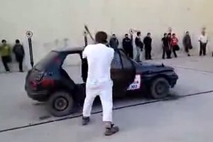 Rąbanie aut dla sportu [wideo]